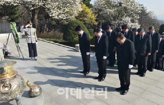 창립 48주년 포스코, 권오준 회장 등 임원진 현충원 참배