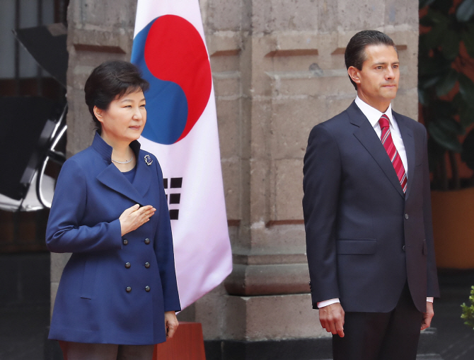 [포토] 국기에 대한 경례하는 박 대통령