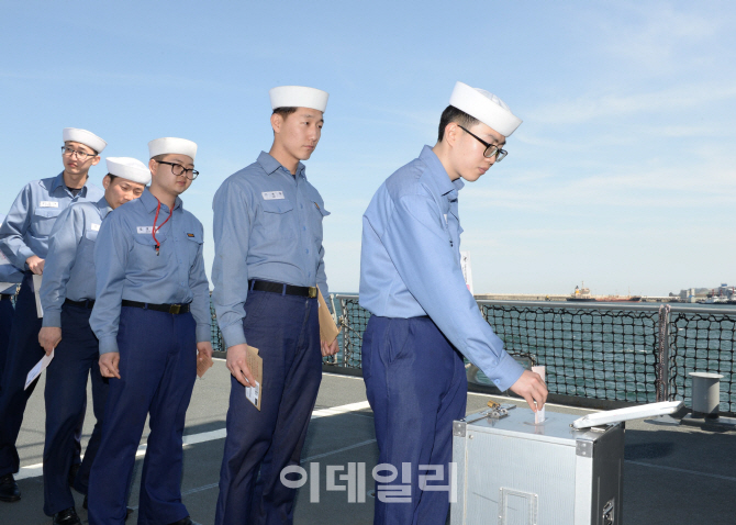 [포토]20대 총선 '거소투표'하는 해군 1함대 장병들