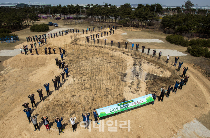 [포토]한반도 모양의 무궁화 동산에 식목 행사