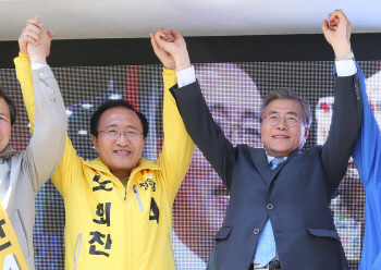 노회찬 지원하러 간 文 "우리당 후보처럼 뽑아달라"