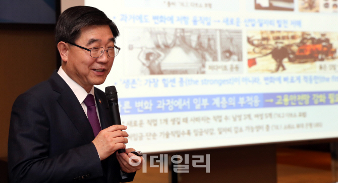 [포토]'이데일리 퓨쳐스 포럼' 찾은 이기권 고용노동부 장관