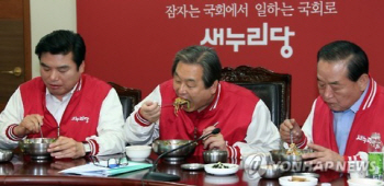 與, 또 꺼낸 회초리·비빔밥…읍소전략 통할까