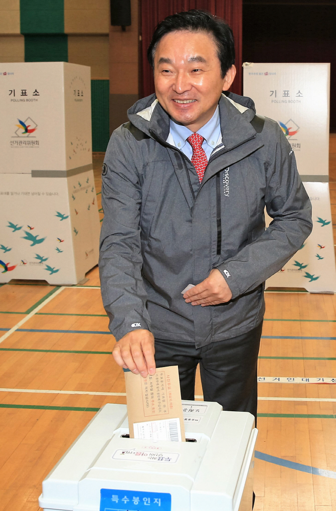 [포토] 사전투표하는 원희룡 제주지사