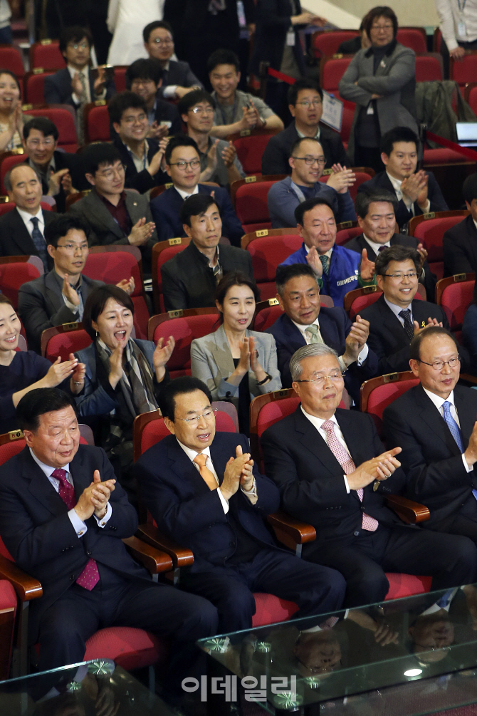 [포토]박수치며 출구조사 결과 지켜보는 더민주당