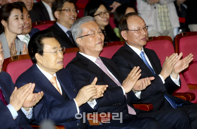 [포토]출구조사 결과 지켜보는 김종인 대표