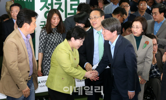 [포토]국민의 당 개표상황실 들어서는 안철수 대표