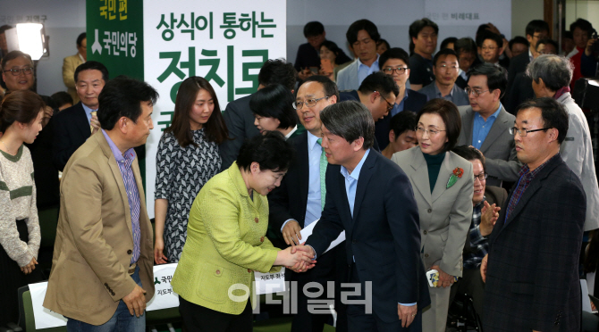 [포토]국민의 당 개표상황실 들어서는 안철수 국민의당 상임공동대표