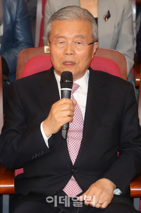 [20대 총선]더민주, 120여석 출구조사에 환호..김종인도 박수 세례