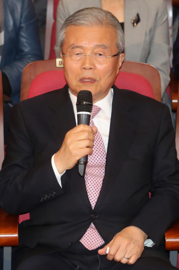 더민주, 120여석 출구조사에 환호..김종인도 박수 세례