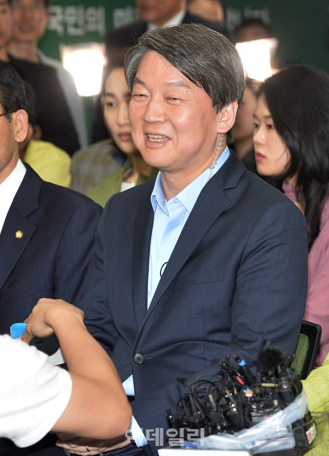 [포토]예상보다 높은 지지율에 밝게 웃는 안철수 국민의당 상임공동대표