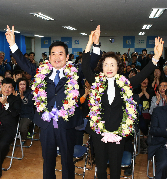 [포토] <선택 4.13> 환호하는 김진표