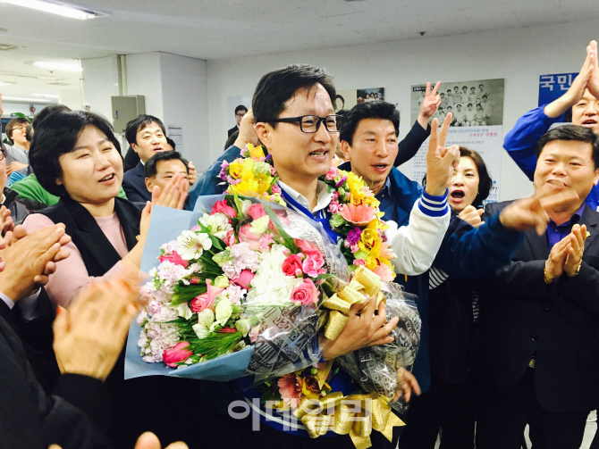 [20대 총선] 이재오 누른 강병원, 당선사례 “은평 민심의 위대한 승리”