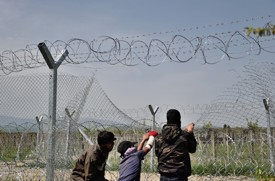 `탈출 위해…` 국경 펜스 허물기에 나선 그리스 난민                                                                                                                                                 