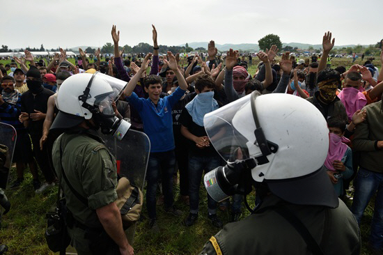 `국경 넘으려다…` 경찰에 제지당한 그리스 난민                                                                                                                                                     