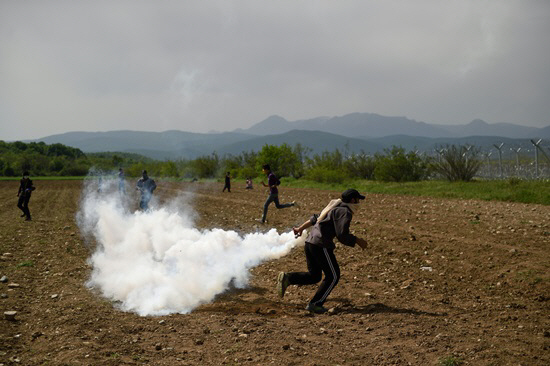 그리스 난민-마케도니아 경찰, 팽팽한 대립                                                                                                                                                          