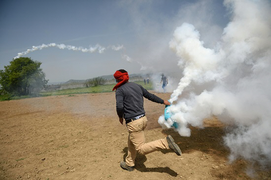 그리스 난민 폭동에 경찰 최루탄 발사                                                                                                                                                               