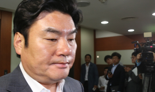 與, 비대위체제 돌입…탈당파 복당 허용키로