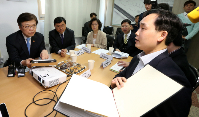 [포토]점자정보단말기 설명듣는 최양희 장관