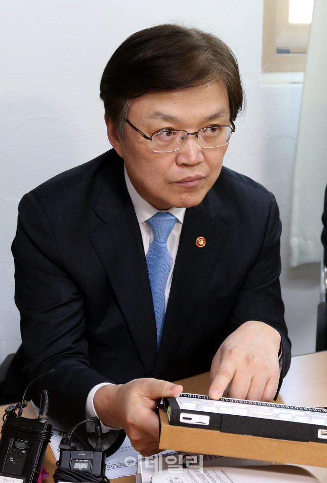 [포토]점자정보단말기 설명듣는 최양희 미래부 장관