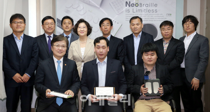 [포토]최양희 장관, 정보통신보조기기 기업 현장방문
