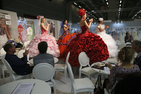 파리 웨딩페어, 순백의 웨딩드레스 `편견은 NO`                                                                                                                                                      