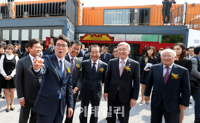 [포토]롯데면세점 '언더스탠드 에비뉴' 살펴보는 참석자들