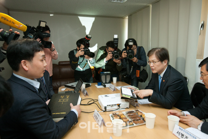 [포토]점자정보단말기 설명듣는 최양희 미래부 장관