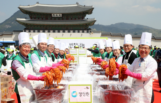 [포토]'나누면 행복해져요' 청정원 '사랑의 반찬 나눔'