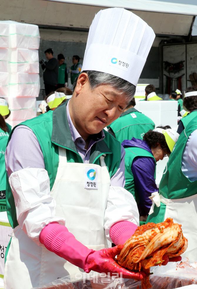 [포토]김치 담그는 명협섭 대상 대표