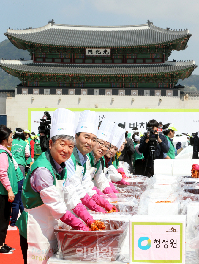 [포토]대상 청정원, 광화문에서 '2000개 반찬세트로 사랑을 나눠요!'