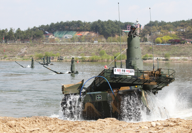 "물에 잠긴 채 강 건너"..K-2 흑표전차 부대 남한강 `잠수도하` 훈련