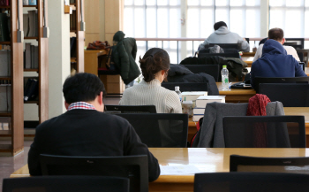 일자리 지원금 개편…靑·女 고용절벽 해소엔 '역부족'