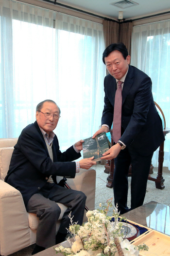 신동빈 회장, 김석원 前 쌍용회장에게 스키산업 공로패 전달