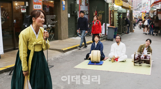 [포토]상명대, 경복궁역 세종마을음식문화거리 창작판소리 공연 행사 가져