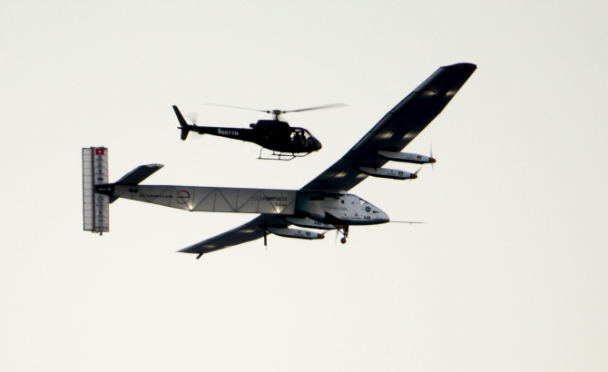  태양광 비행기, 헬기와 함께 비행 중인 `솔라 임펄스2`