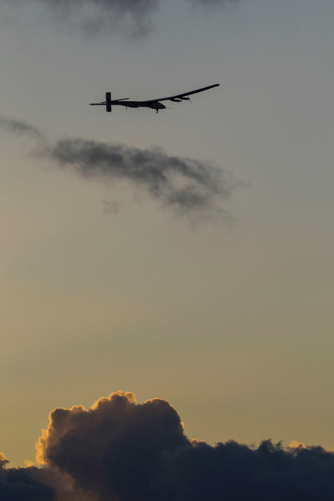  태양광 비행기, 석양과 구름 위에 놓인 `솔라 임펄스2`