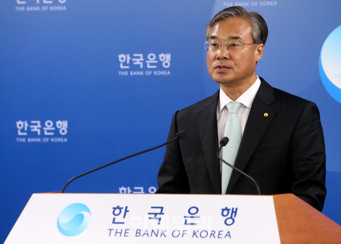 [포토]'2015년 지급결제보고서' 기자설명회 발표하는 허재성 한국은행 부총재보