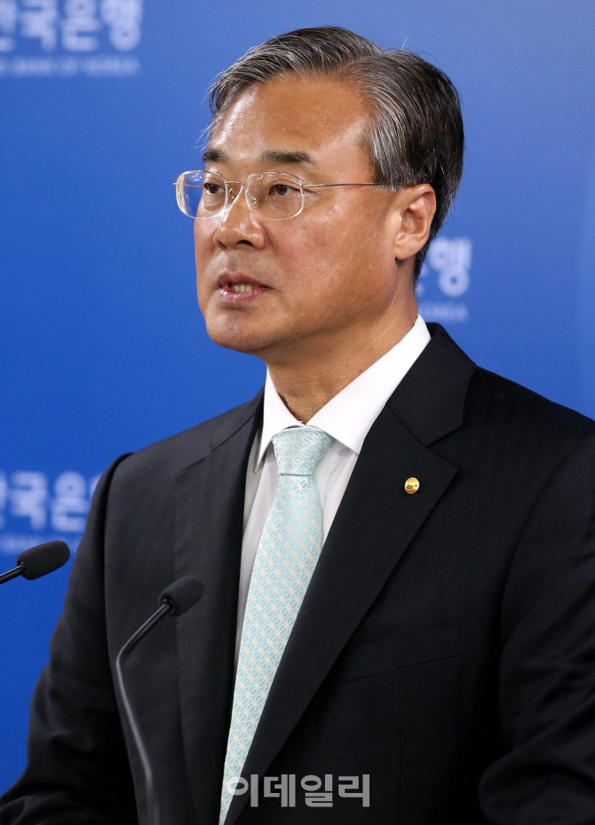 [포토]'2015년 지급결제보고서' 설명하는 허재성 한국은행 부총재보
