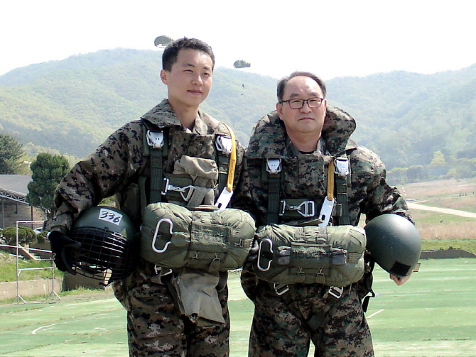 전역 앞둔 육군 소장, 소위 임관한 아들과 헬기서 동반 강하
