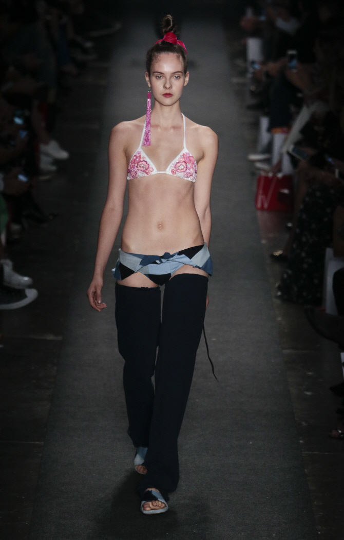 브라질 상파울루 패션위크, '다리를 가리고'                                                                                                                                               