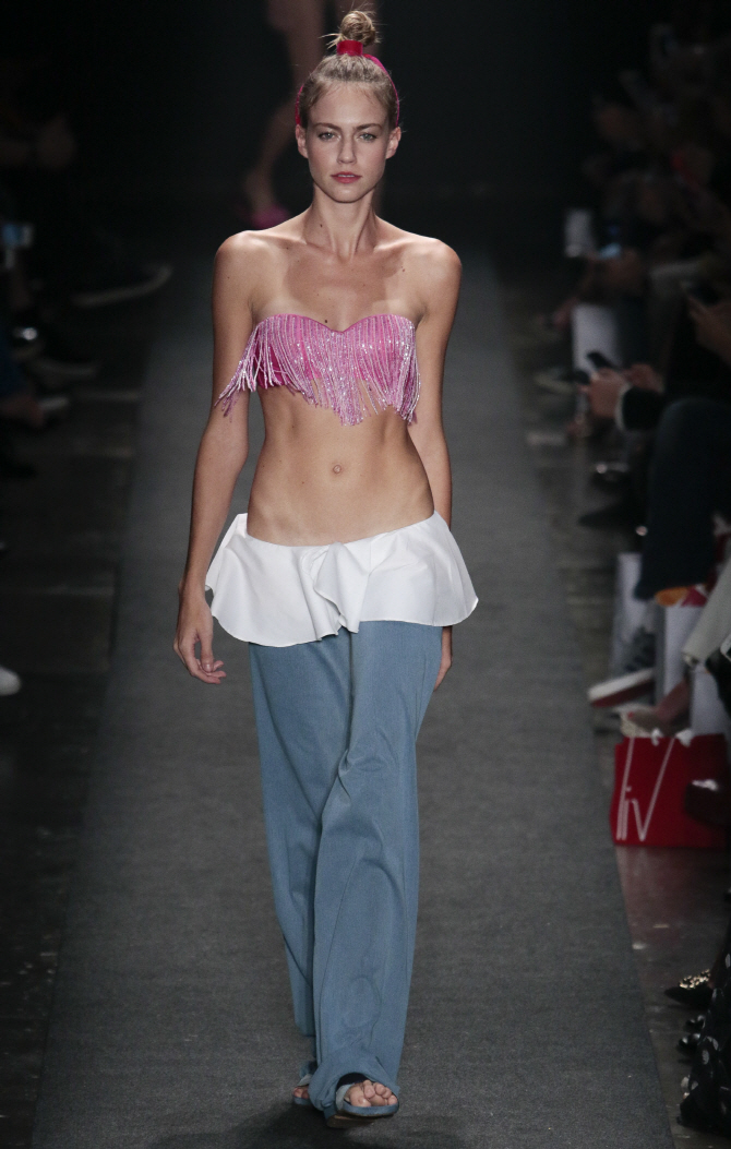 브라질 상파울루 패션위크, 찰랑찰랑 '수술 포인트'                                                                                                                                        