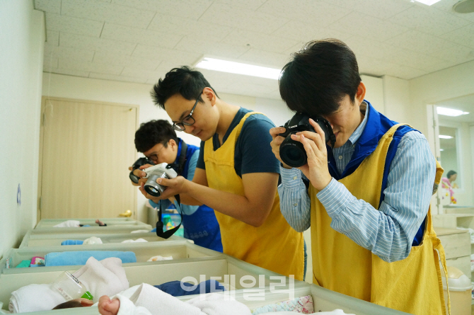 현대로템, 영아일시보호소 찾아 사진앨범 제작