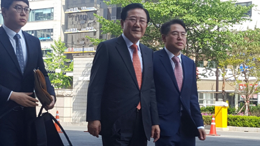 검찰 출두한 박준영 당선자, 수억원 공천헌금 혐의 전면부인(상보)