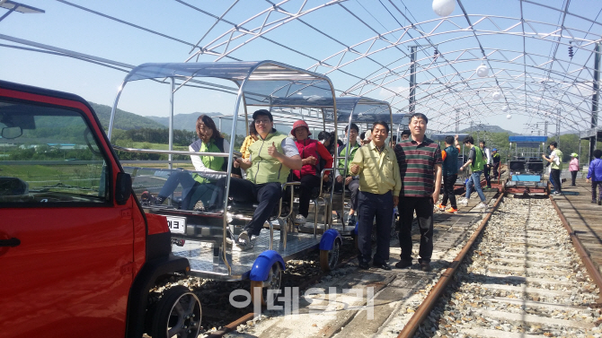 [포토]한국철도시설공단 충청본부, 어버이날 맞아 충북 옥천 옥각리 마을에서 효(孝) 실천