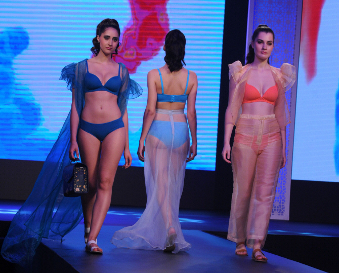 트라이엄프 패션쇼, 형형색색                                                                                                                                                                       