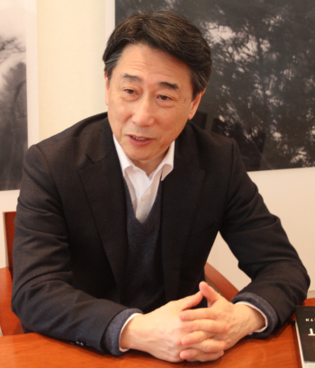 ①그의 옷장에 양복이 10벌인 이유