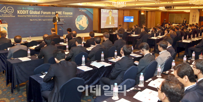 [포토]'신보 중소기업금융 국제포럼'에서 축사하는 정은보 금융위원회 부위원장