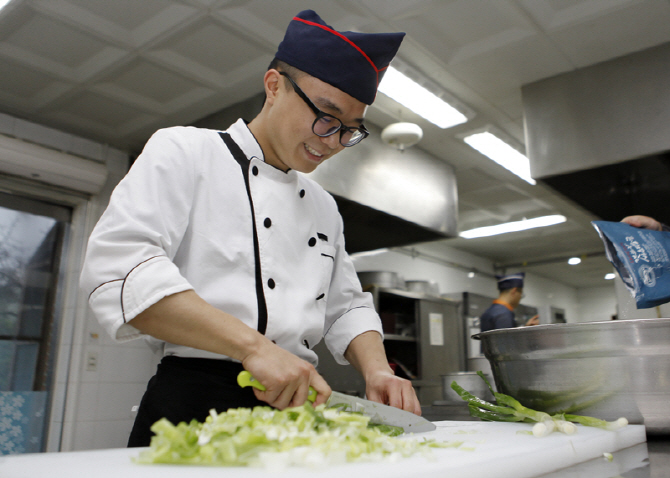 육군 취사병, 軍 요리 노하우 종합 '취사병 길라잡이' 펴내