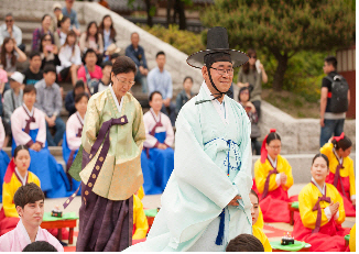 '성년의 날'..남산골 한옥마을서 전통 성년례 재현